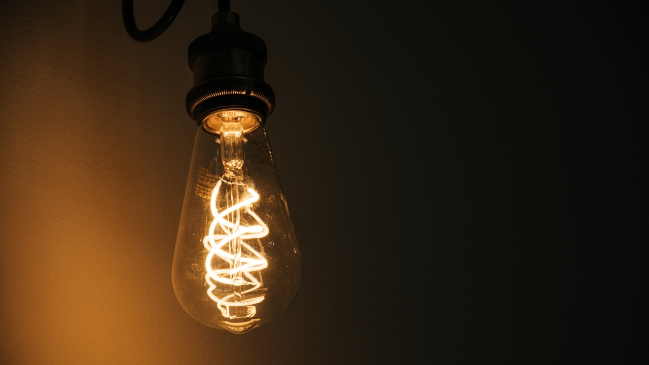 Caída en el Precio de la Luz: Descubre las Horas Más Baratas y Caras Este Lunes 24 de Noviembre